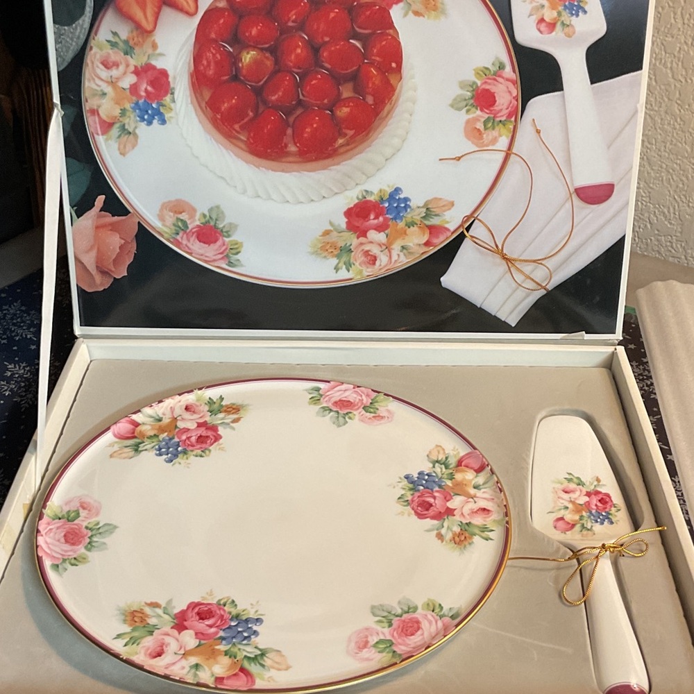 MIKASA Bone China Rosemead cake plate with Server.